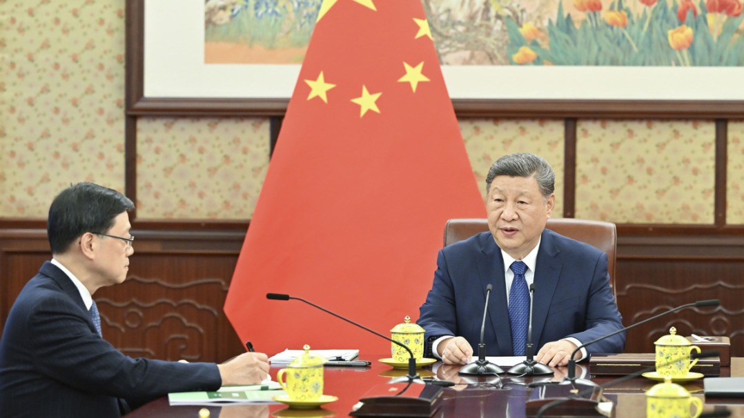 Xi hears report from HKSAR chief executive
