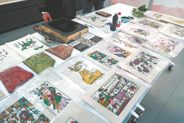 Woodprint art bonds China and Vietnam