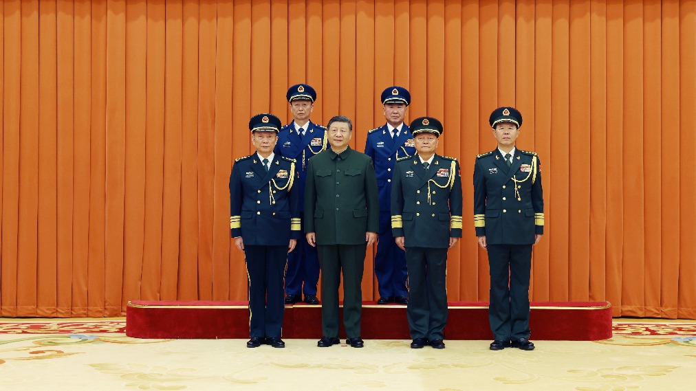 Xi presents orders to promote two military officers to rank of general