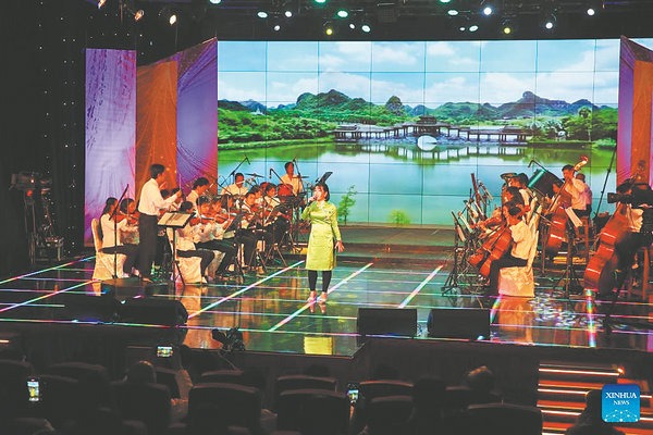 Friendship event of poems and songs bonds neighboring nations