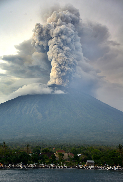 Bali volcano unnerves towns