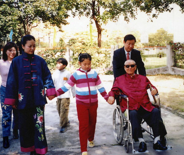 File photo shows Xi Jinping (R, rear) with his father Xi Zhongxun (R, front), his wife (L, front) and his daughter (C, front).