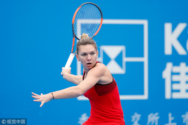 Simona Halep returns a shot to Nicole Gibbs during their match in the opening round of the Shenzhen Open on January 1, 2018. [Photo: VCG]
