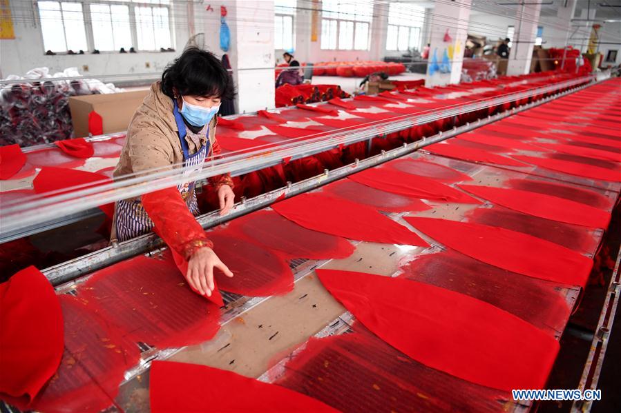 People make red lanterns for Chinese Lunar New Year - Chinadaily.com.cn