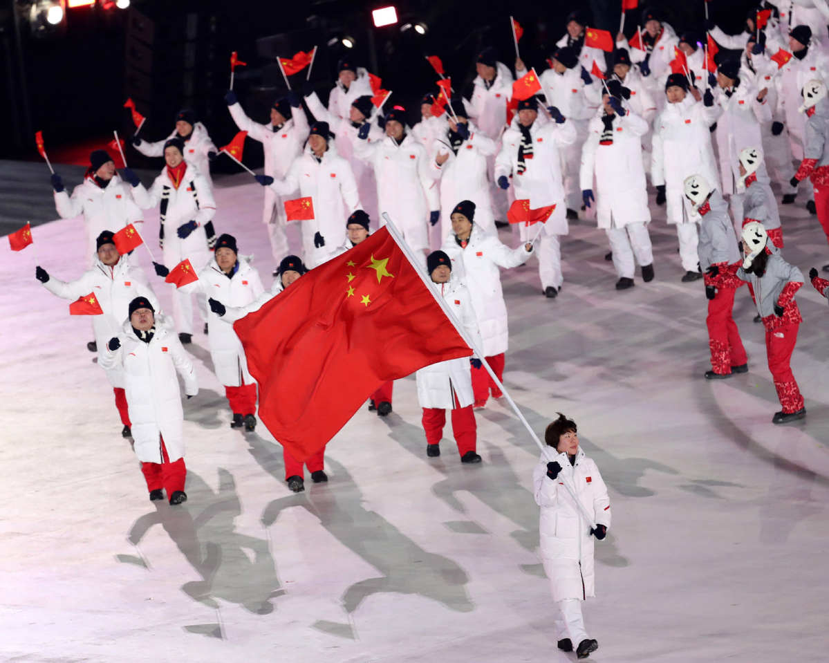 Zhou Yang leads Chinese delegation into Olympic stadium - Chinadaily.com.cn