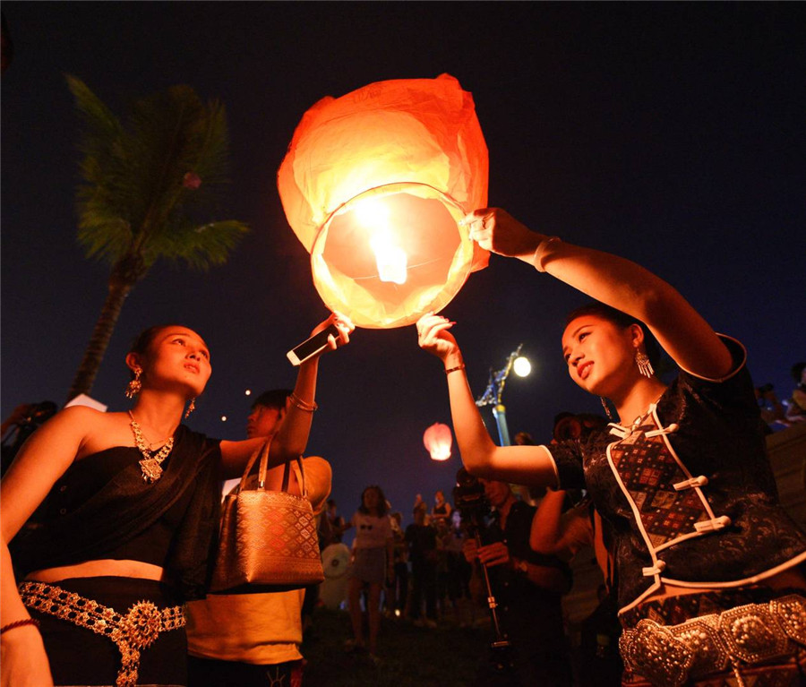 Dai people celebrate festival in colorful, traditio