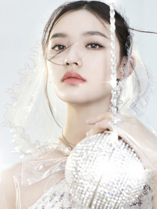 Actress Lin Yun poses for the fashion magazine - Chinadaily.com.cn