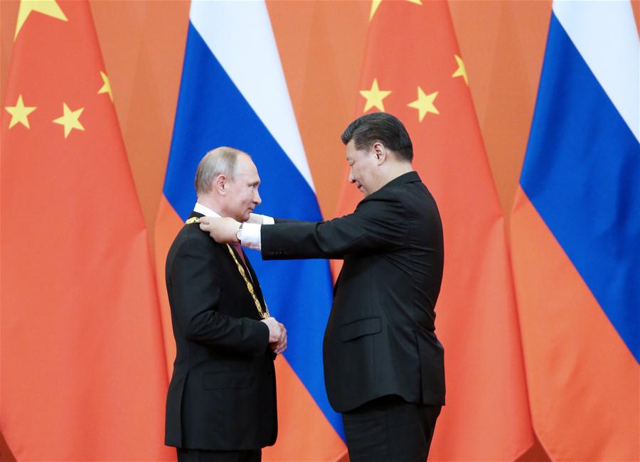 Xi presents Friendship Medal to Putin