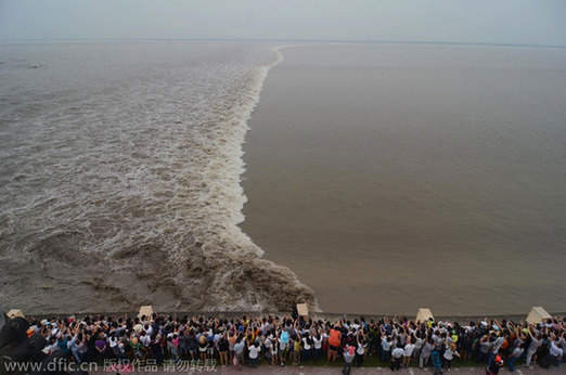 Tide watchers flock to Qiantang River for Mid-Autumn Festival