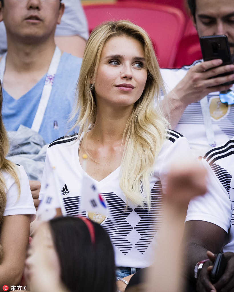 Soccer players' wives, girlfriends look glamorous at World Cup 