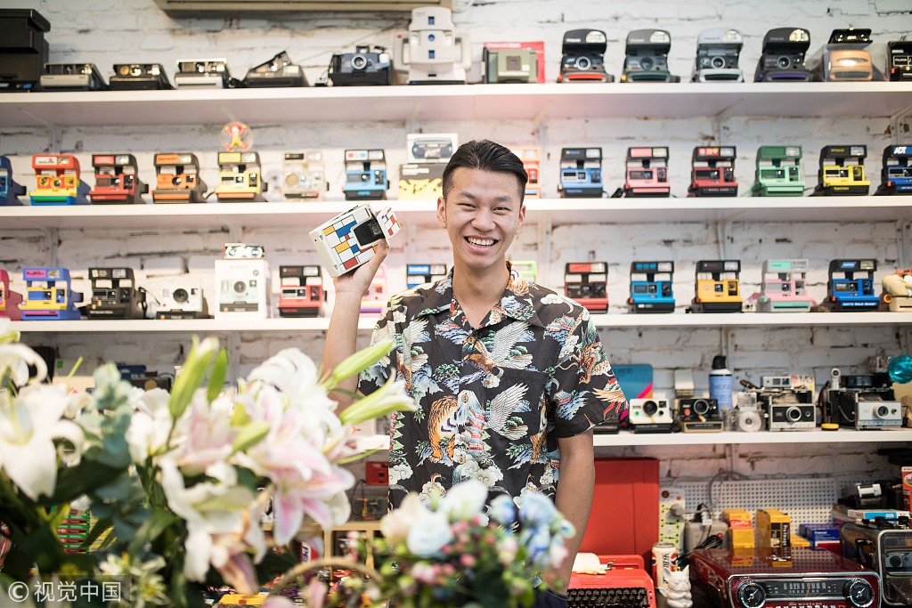 Perfect Man in Hangzhou has 200 Polaroid cameras - Chinadaily.com.cn