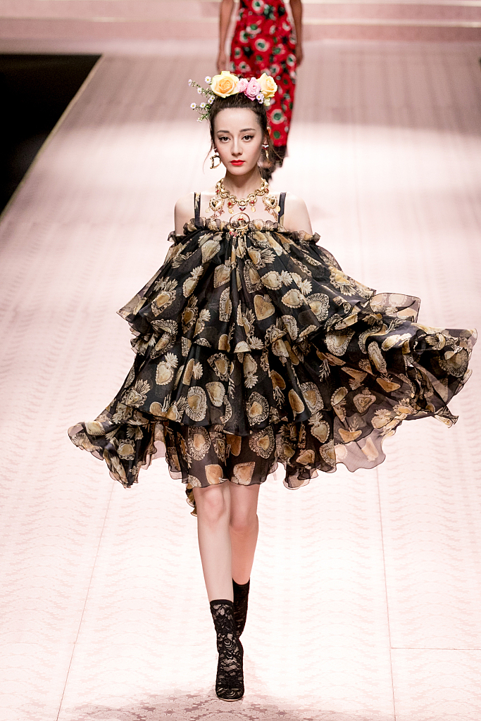 Chinese star Dilraba Dilmurat spotted at Milan Fashion Week ...