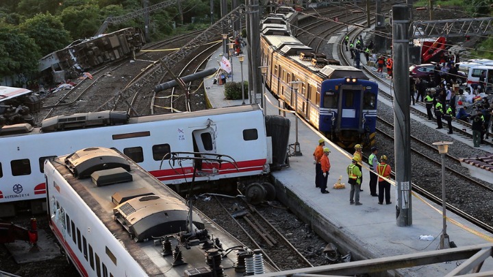 Authorities seek answers after train derails in Taiwan - Chinadaily.com.cn