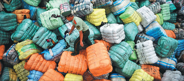 China arrests 576 suspects on charges of solid waste smuggling in Jan