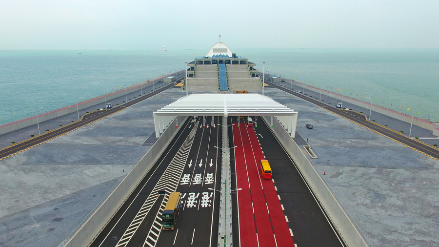 Hong Kong Zhuhai Macao Bridge Gets Off To Good Start Ministry Says   5bf74f16a310eff36907ba2c 