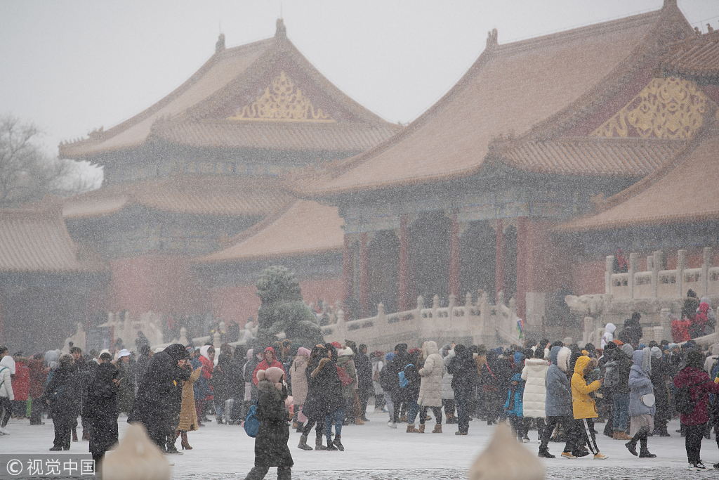 Snow blankets much of north as rain heads south