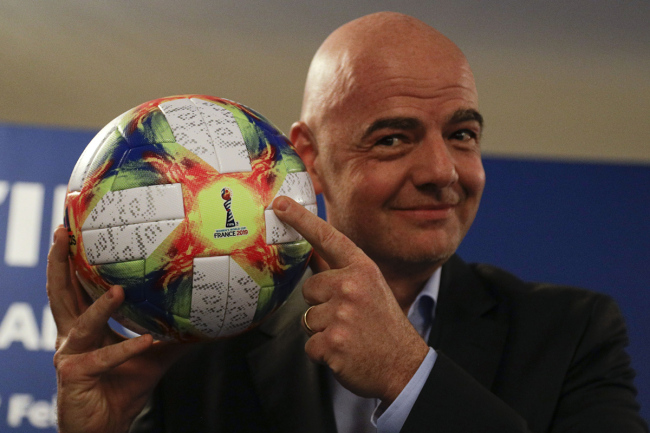 Fifa World Cup 2014 trophy to be showcased in Kuwait, Oman this week -  Sports - FootBall - Emirates24