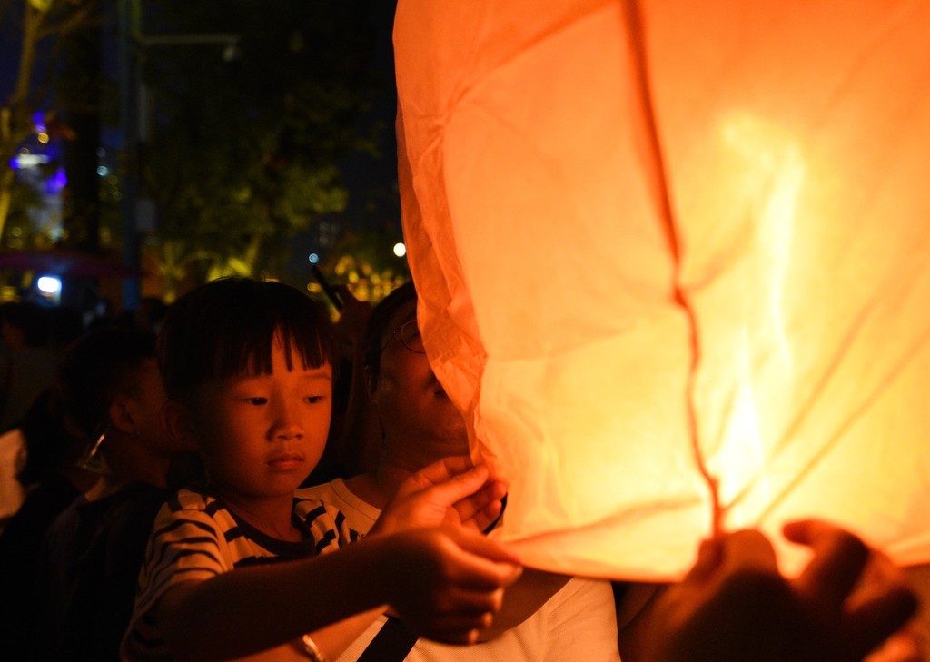 People fly Kongming lanterns to celebrate Dai N