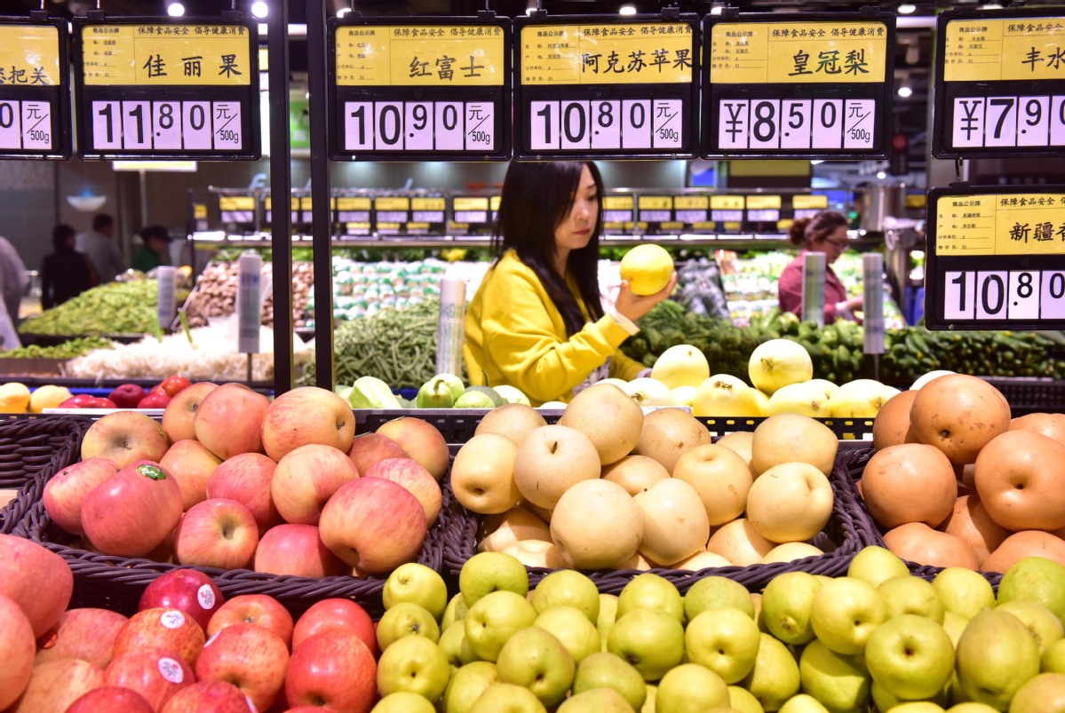 A customer shows a panty-wearing peach at a fruit shop in Qingdao city,  east China's Shandong province, 16 August 2016. Chinese entrepreneurs are  we Stock Photo - Alamy