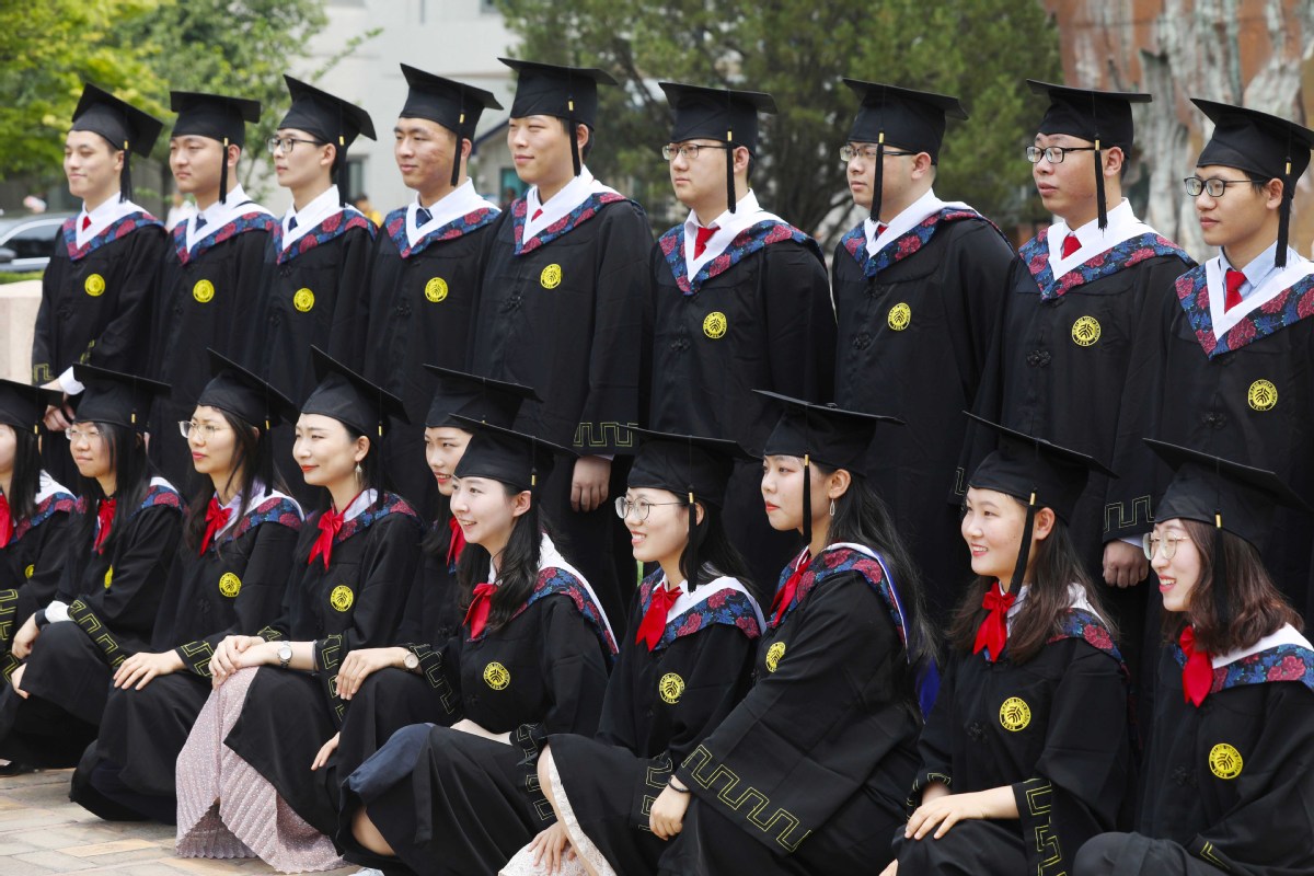 Wisdom Of The Ages New Grads Pose By Buddhist Statue Cn