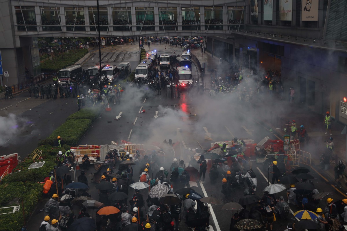 Violence grips HK following relative calm