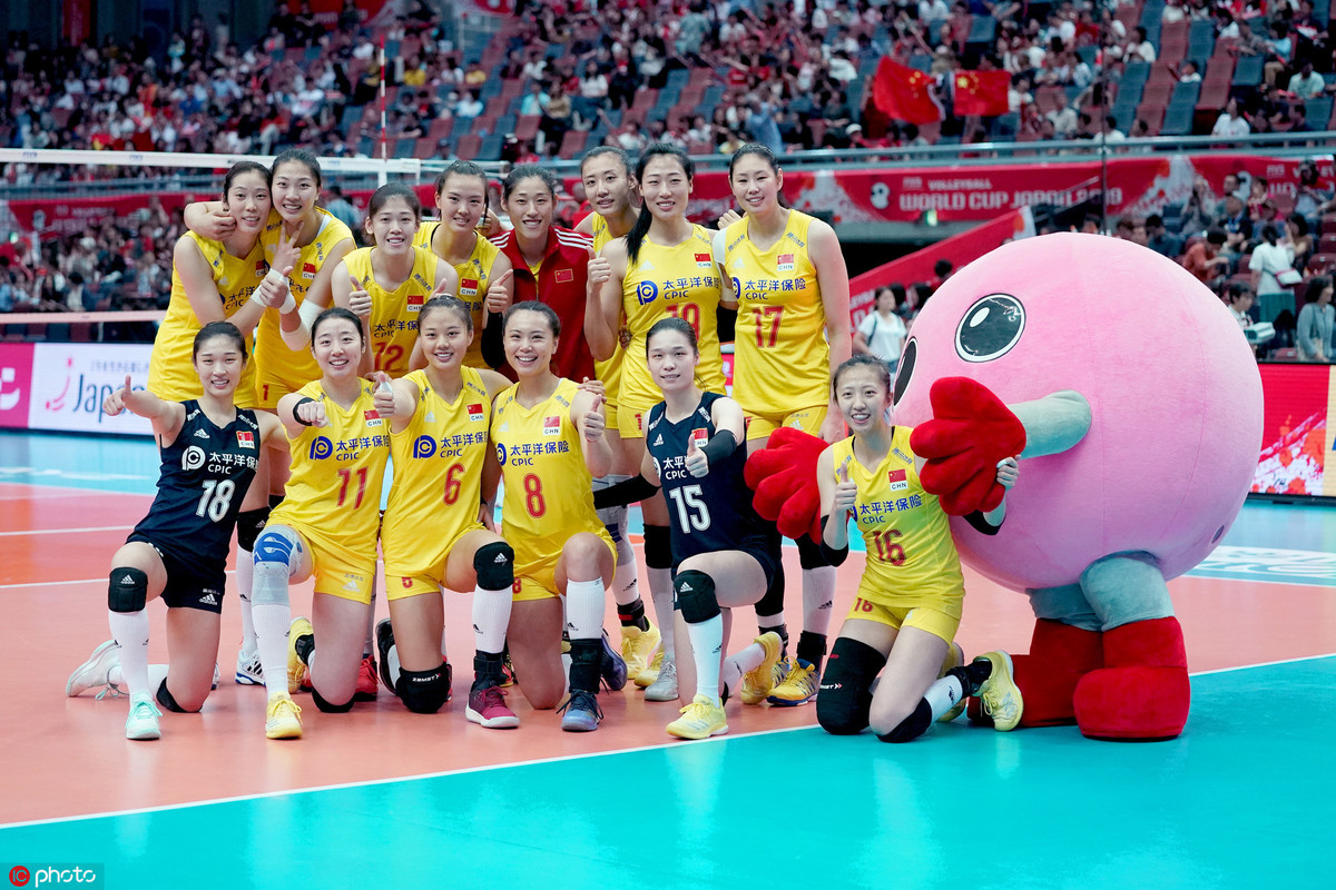 China's women's volleyball team celebrates perfect ten