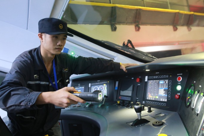 Maintenance crews check trains to ensure safe travel in Chongqing ...