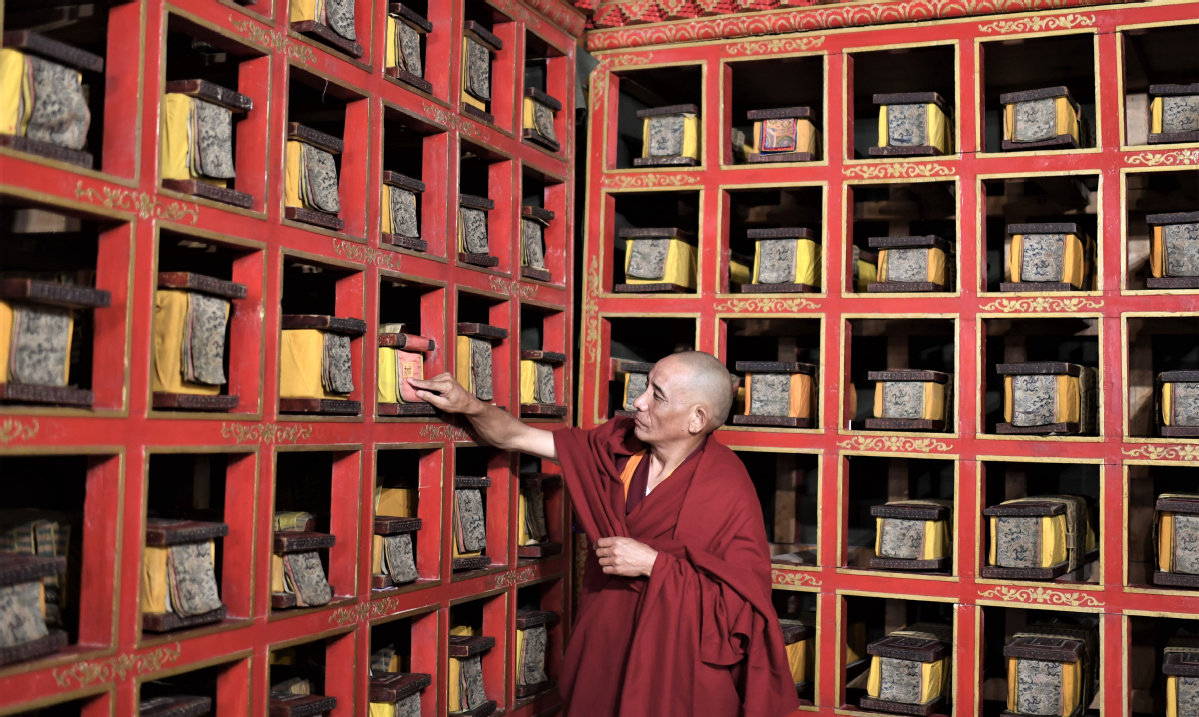 Across China: A glance at Tibet's largest survey of ancient books 