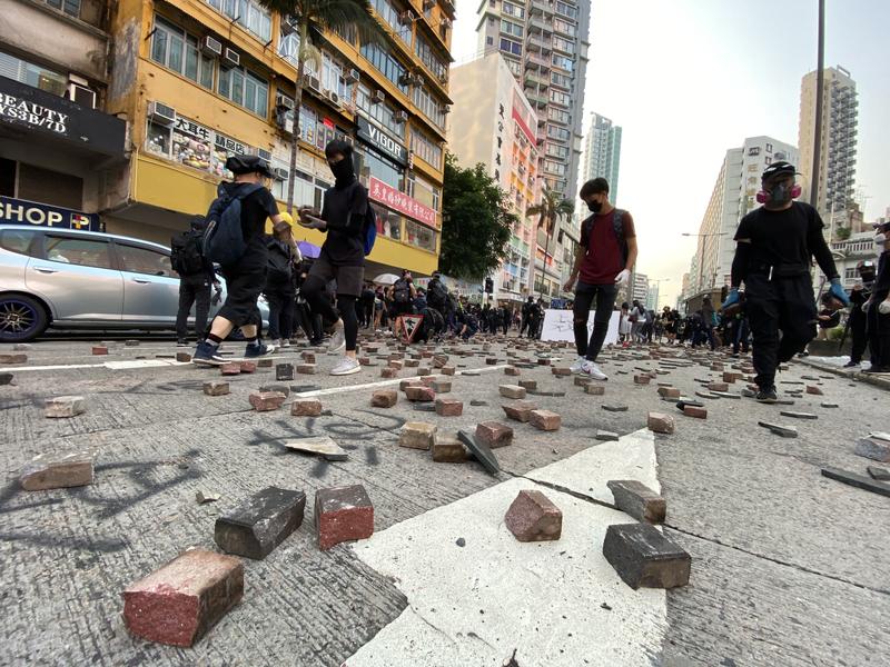 Vicious attacks on police in latest Kowloon rampage - Chinadaily