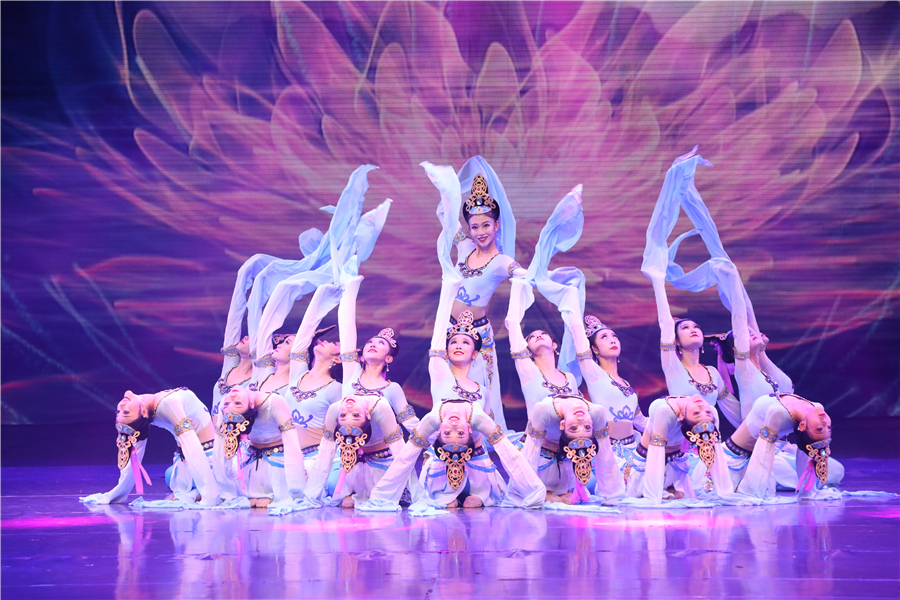 Ancient grotto art reborn in mural dance - Chinadaily.com.cn