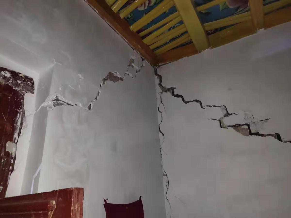 Землетрясение в хабаровске. После землетрясения потрескались стены.