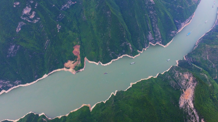 Где начало реки янцзы. Река Янцзы Китай. Ущелье Цюйтан. Qutang gorge Чунцин. Три ущелья Чунцин.