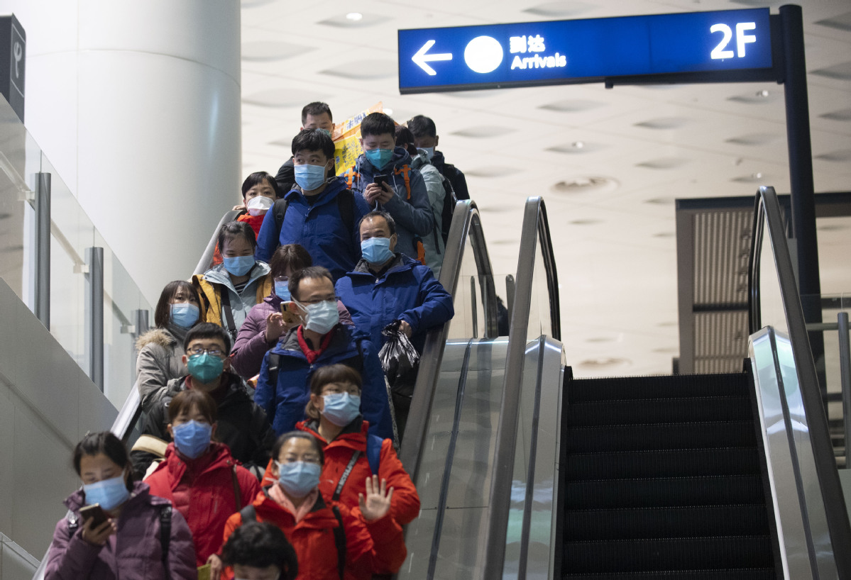 Pekerja medis dari Beijing tiba di Bandara Tianhe Wuhan di Wuhan, provinsi Hubei, 27 Januari 2020. 