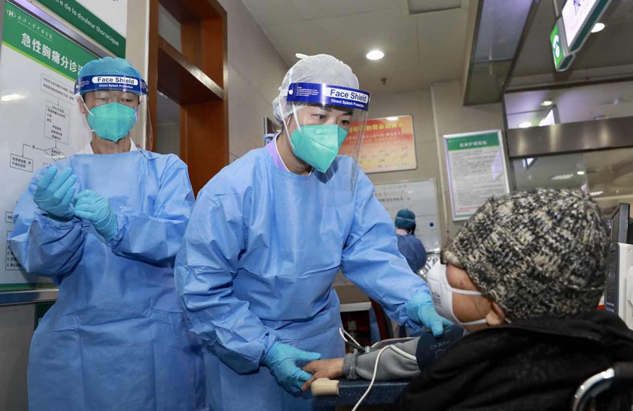 Guo Qin memeriksa seorang pasien di Rumah Sakit Zhongnan, Universitas Wuhan pada 28 Januari 2020. 