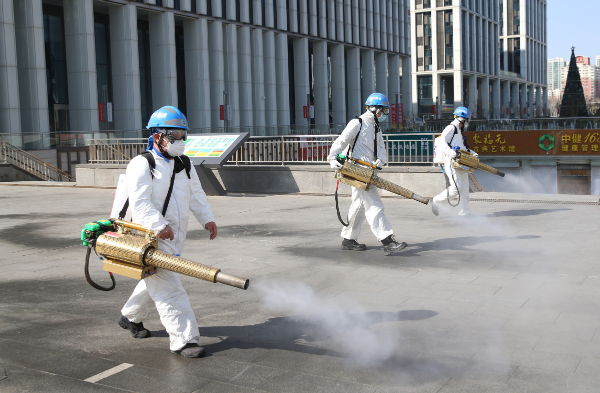 Party members disinfect Beijing street - Chinadaily.com.cn