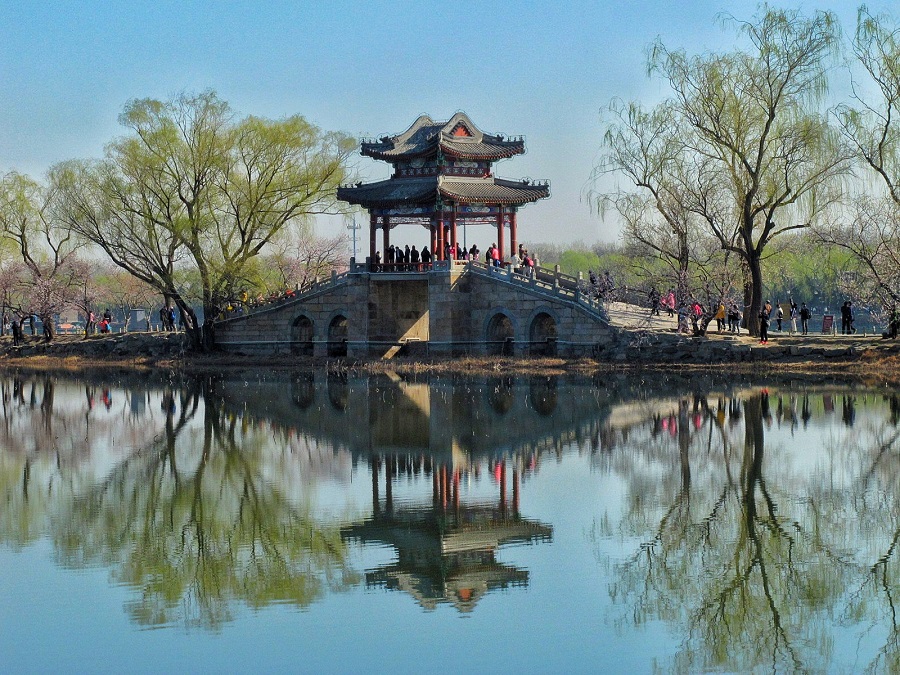 Tourists enjoy spring in Beijing's Summer Palace - Chinadaily.com.cn