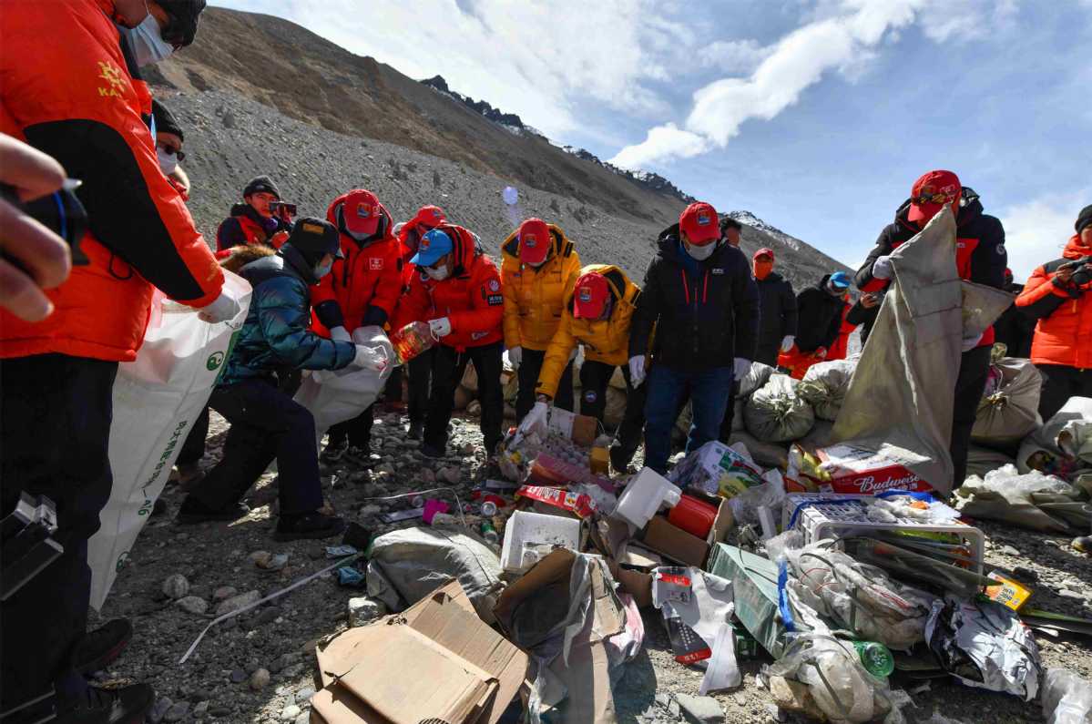 Locals act against plastic waste in Tibet