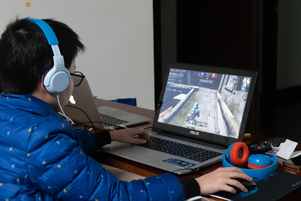 Playing Online Games Enhances Performance at School 