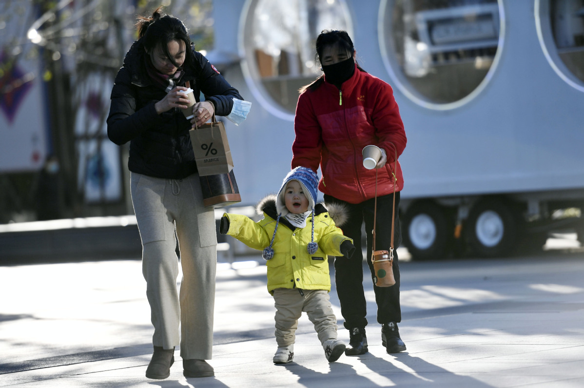 Residents bundle up in Beijing as temperatures plunge - Chinadaily.com.cn