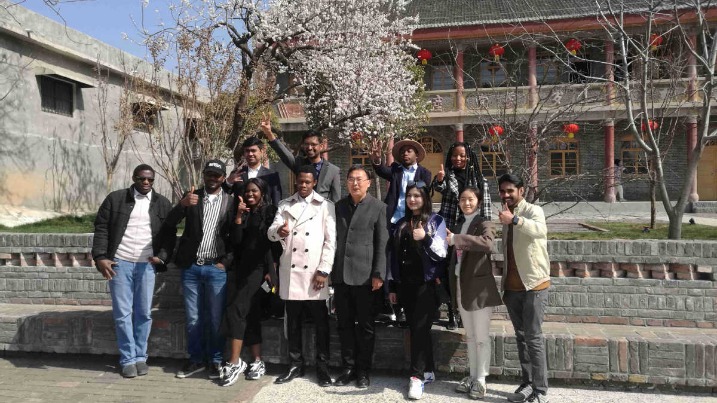 Henan story: An official guides young foreigners - Vimarsana News