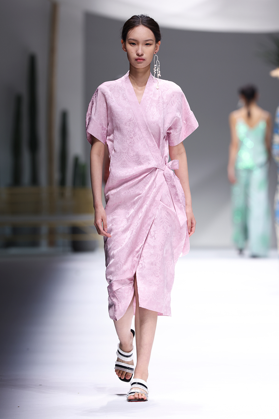 Supermodel Lyu Yan unveils new collection during Shanghai Fashion Week ...