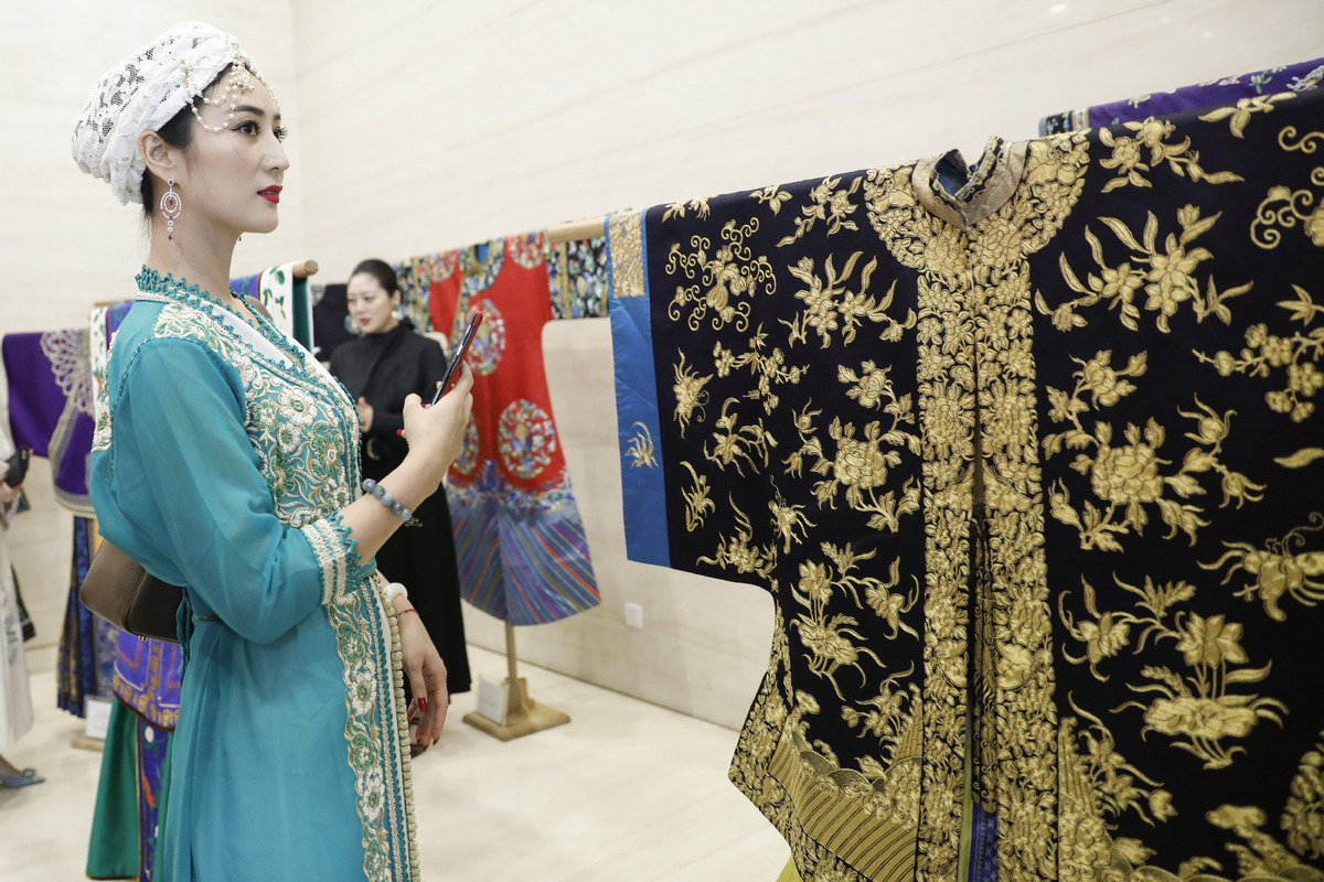 Book On Traditional Chinese Garments Released In Beijing - Chinadaily ...