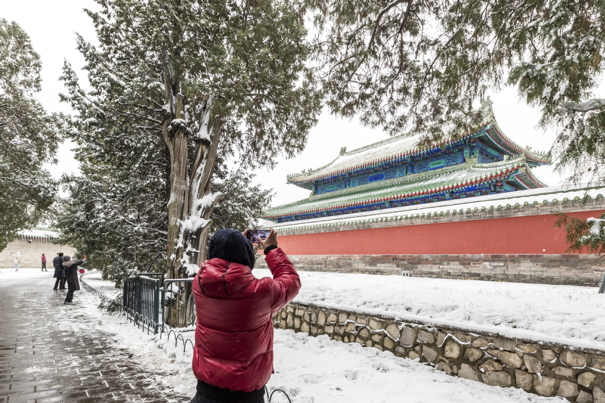 Snow-covered Tiantan Park attracts visitors - Chinadaily.com.cn