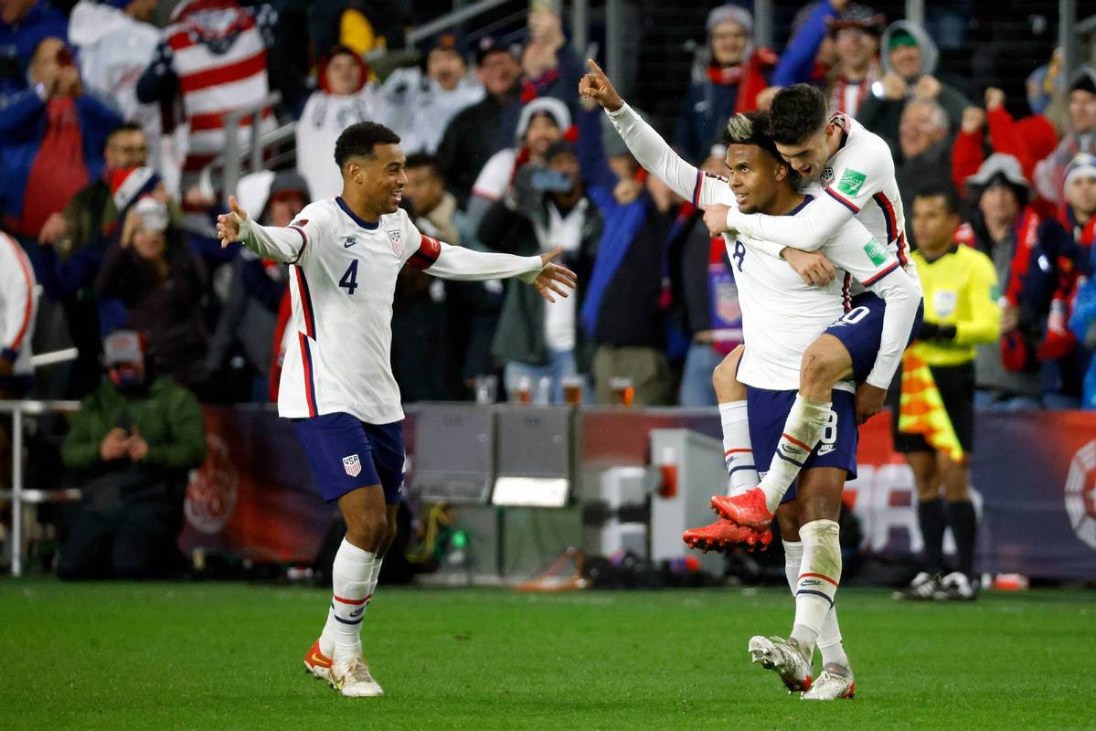 US beat Mexico to go top of CONCACAF World Cup qualifying