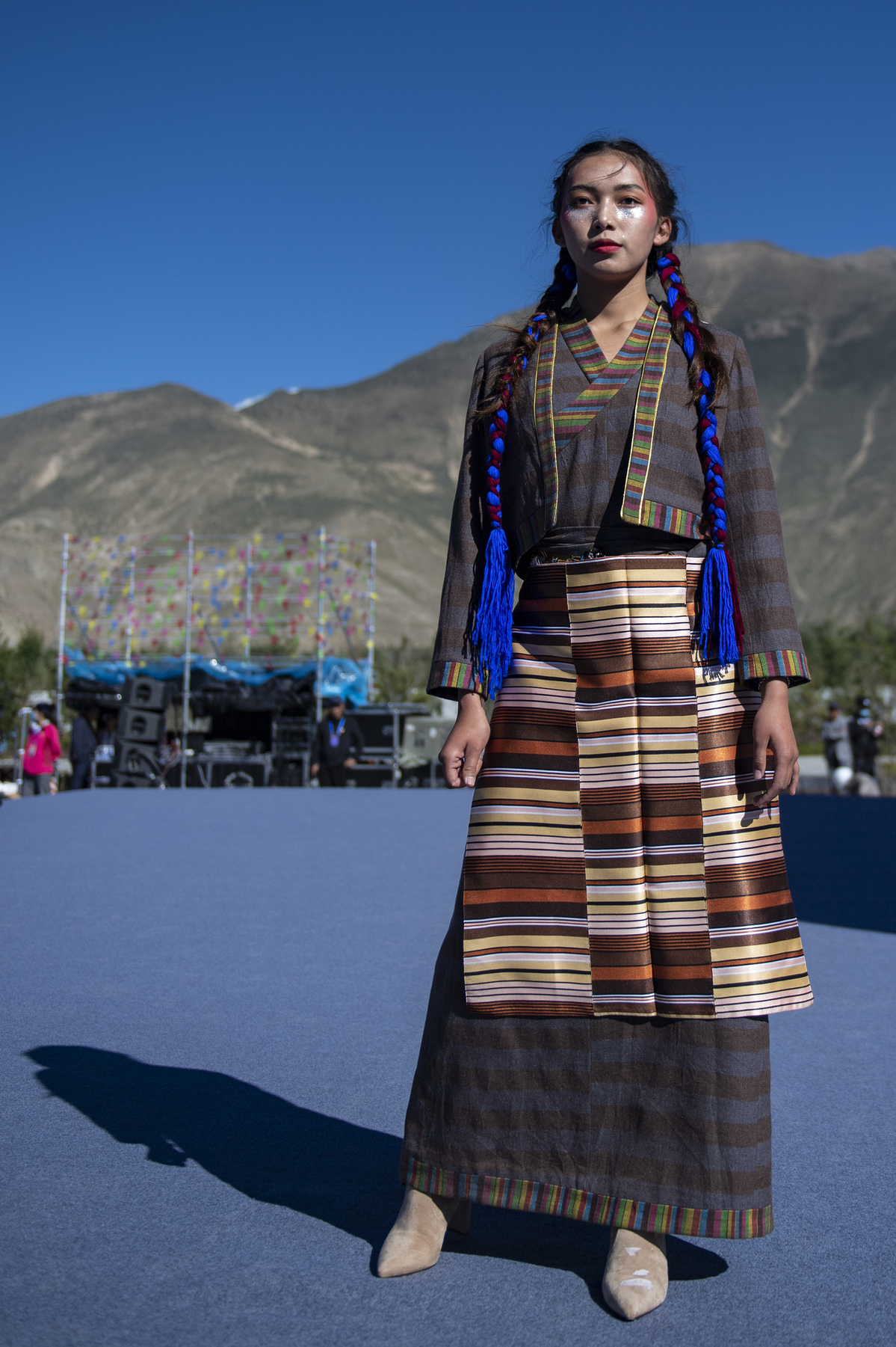 tibetan-man-hat-earrings-colorful-clothing-tibetan_S005239_-1.jpeg