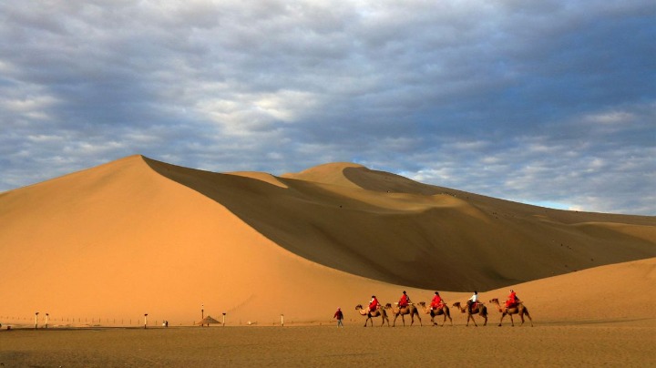 People visit Mingsha Mountain and Crescent Spring in Dunhuang - Vimarsana News