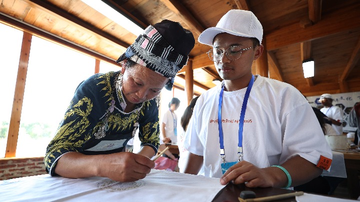 Foreign students try traditional batik in Guizhou - Vimarsana News