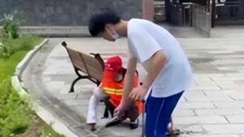 Cleaner's son wins spot at Peking University - Vimarsana News