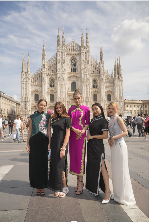 Traditional Chinese clothes dress up Italian city 