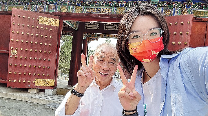 Woman quits consulting job to give grandfather experiences of a lifetime - Vimarsana News